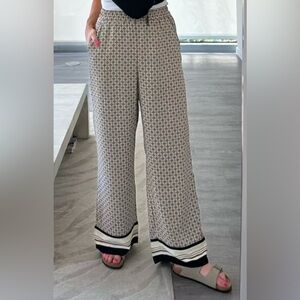 ABERCROMBIE + FITCH
Co-Ord Printed Satin Trousers. Size Small